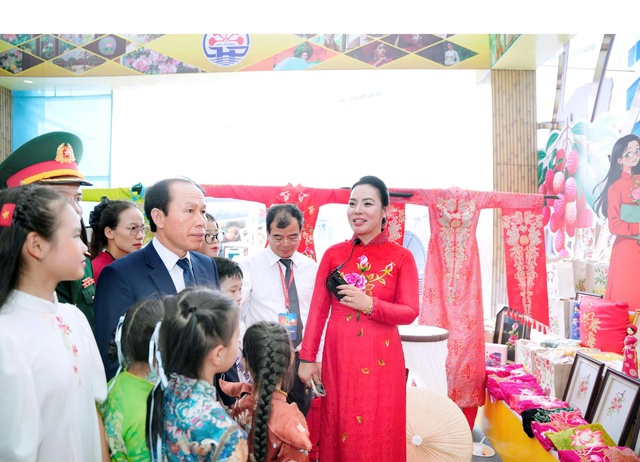 NTK Cao Thu Vân mang áo dài thêu tay đến Triển lãm 80 năm thành tựu đất nước- Ảnh 1. NTK Cao Thu Vân mang áo dài thêu tay đến Triển lãm 80 năm thành tựu đất nước- Ảnh 1.