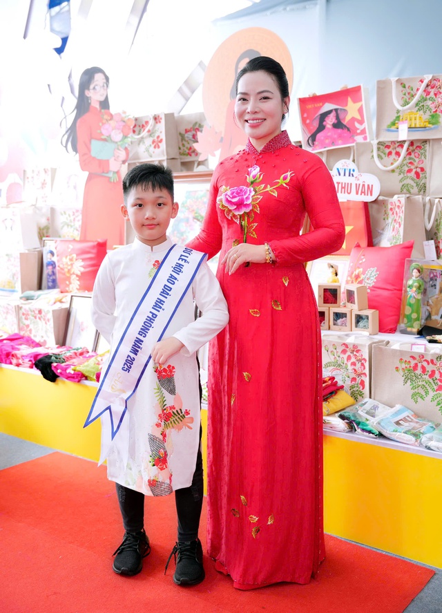 NTK Cao Thu Vân mang áo dài thêu tay đến Triển lãm 80 năm thành tựu đất nước- Ảnh 3. NTK Cao Thu Vân mang áo dài thêu tay đến Triển lãm 80 năm thành tựu đất nước- Ảnh 3.