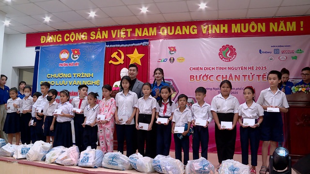 Lê Anh Tuấn đồng hành cùng Đoàn thanh niên Đài Truyền hình TP Hồ Chí Minh- Ảnh 4. Lê Anh Tuấn đồng hành cùng Đoàn thanh niên Đài Truyền hình TP Hồ Chí Minh- Ảnh 4.
