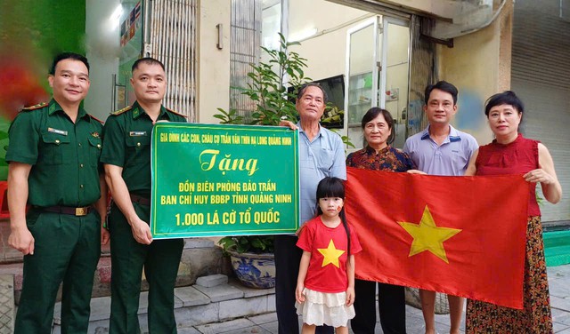 Gia đình cụ ông ở Quảng Ninh tặng 1.000 lá cờ Tổ quốc cho Bộ đội Biên phòng nhân kỷ niệm 80 năm Quốc khánh 2/9- Ảnh 1. Gia đình cụ ông ở Quảng Ninh tặng 1.000 lá cờ Tổ quốc cho Bộ đội Biên phòng nhân kỷ niệm 80 năm Quốc khánh 2/9- Ảnh 1.