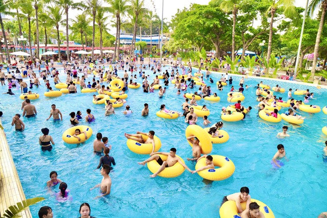 Trải nghiệm trọn vẹn mùa lễ hội tại Công viên Nước Hồ Tây- Ảnh 2. Trải nghiệm trọn vẹn mùa lễ hội tại Công viên Nước Hồ Tây- Ảnh 2.
