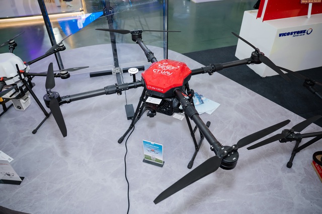 UAV "mắt thần trên không" lần đầu tiên xuất hiện tại Triển lãm quy mô lớn nhất Việt Nam- Ảnh 1. UAV "mắt thần trên không" lần đầu tiên xuất hiện tại Triển lãm quy mô lớn nhất Việt Nam- Ảnh 1.