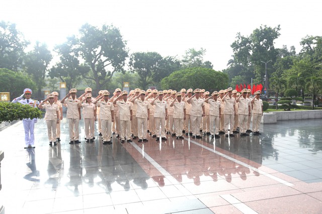 Mừng 80 năm Tết Độc lập - Cảnh sát giao thông tỉnh Quảng Ninh báo công dâng Bác- Ảnh 2. Mừng 80 năm Tết Độc lập - Cảnh sát giao thông tỉnh Quảng Ninh báo công dâng Bác- Ảnh 2.