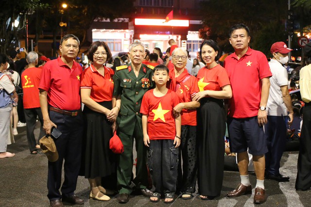 Đảng vi&ecirc;n sinh năm 2004 đưa &ocirc;ng b&agrave; từ Thanh H&oacute;a ra H&agrave; Nội dự Lễ Tổng duyệt A80- Ảnh 3.