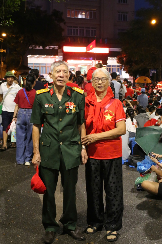 Đảng vi&ecirc;n sinh năm 2004 đưa &ocirc;ng b&agrave; từ Thanh H&oacute;a ra H&agrave; Nội dự Lễ Tổng duyệt A80- Ảnh 1.