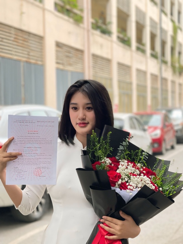 Đảng vi&ecirc;n sinh năm 2004 đưa &ocirc;ng b&agrave; từ Thanh H&oacute;a ra H&agrave; Nội dự Lễ Tổng duyệt A80- Ảnh 2.