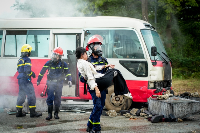 Chiến sĩ Quả Cảm tập 2: Liên Bỉnh Phát rách tay chảy máu, vẫn kiên cường hoàn thành nhiệm vụ- Ảnh 4. Chiến sĩ Quả Cảm tập 2: Liên Bỉnh Phát rách tay chảy máu, vẫn kiên cường hoàn thành nhiệm vụ- Ảnh 4.