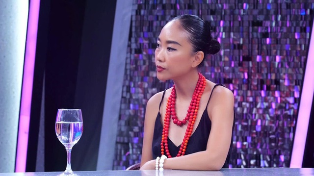 Nữ ca sĩ lấy chồng Tây: "Chồng cầm kéo cắt dây rốn giữa tôi và con"- Ảnh 1.