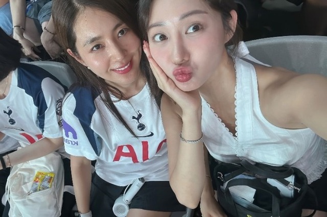Trận đấu chia tay Son Heung Min hóa lễ trao giải: Park Seo Joon - 2NE1 nô nức check-in, 1 sao nữ tái hiện clip "kiss cam" tai tiếng toàn cầu- Ảnh 15. Trận đấu chia tay Son Heung Min hóa lễ trao giải: Park Seo Joon - 2NE1 nô nức check-in, 1 sao nữ tái hiện clip "kiss cam" tai tiếng toàn cầu- Ảnh 15.