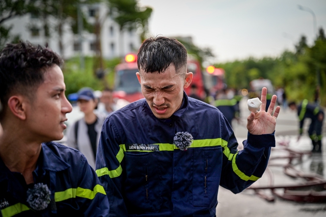 Chiến sĩ Quả Cảm tập 2: Liên Bỉnh Phát rách tay chảy máu, vẫn kiên cường hoàn thành nhiệm vụ- Ảnh 1. Chiến sĩ Quả Cảm tập 2: Liên Bỉnh Phát rách tay chảy máu, vẫn kiên cường hoàn thành nhiệm vụ- Ảnh 1.