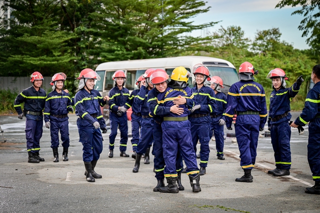 Chiến sĩ Quả Cảm tập 2: Liên Bỉnh Phát rách tay chảy máu, vẫn kiên cường hoàn thành nhiệm vụ- Ảnh 2. Chiến sĩ Quả Cảm tập 2: Liên Bỉnh Phát rách tay chảy máu, vẫn kiên cường hoàn thành nhiệm vụ- Ảnh 2.