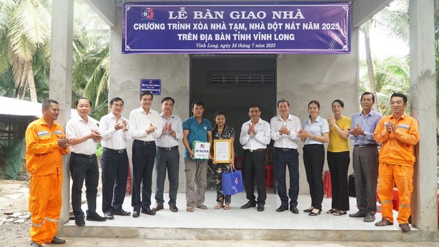 EVNSPC hoàn thành hỗ trợ 315 căn nhà cho hộ nghèo phía Nam- Ảnh 1. EVNSPC hoàn thành hỗ trợ 315 căn nhà cho hộ nghèo phía Nam- Ảnh 1.