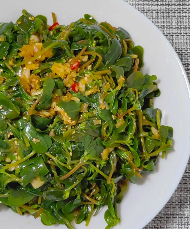 Giữa mùa nóng đỉnh điểm, loại rau dại này rẻ bèo, ngon giòn, lại giúp giải độc, cực tốt cho sức khỏe, đừng bỏ lỡ!- Ảnh 1. Giữa mùa nóng đỉnh điểm, loại rau dại này rẻ bèo, ngon giòn, lại giúp giải độc, cực tốt cho sức khỏe, đừng bỏ lỡ!- Ảnh 1.