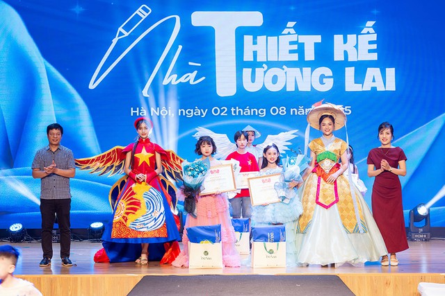 Nhà sản xuất - CEO - Nhà thiết kế Yến Ngô thành công rực rỡ tổ chức đêm gala vinh danh trao giải cuộc thi 
"Nhà thiết kế tương lai" toàn quốc 2025- Ảnh 6.