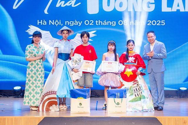 Nhà sản xuất - CEO - Nhà thiết kế Yến Ngô thành công rực rỡ tổ chức đêm gala vinh danh trao giải cuộc thi 
"Nhà thiết kế tương lai" toàn quốc 2025- Ảnh 5.