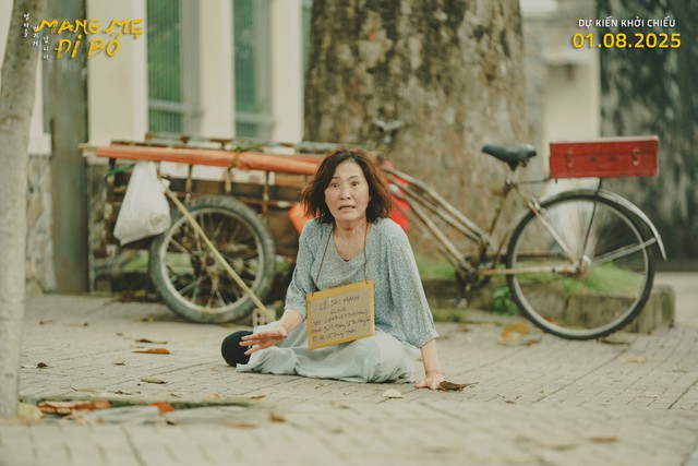 Review phim "Mang mẹ đi bỏ": Cuộc sống của mẹ và con nhìn đâu cũng thấy mịt mù bế tắc, nhưng rồi cũng ổn thôi!- Ảnh 6. Review phim "Mang mẹ đi bỏ": Cuộc sống của mẹ và con nhìn đâu cũng thấy mịt mù bế tắc, nhưng rồi cũng ổn thôi!- Ảnh 6.