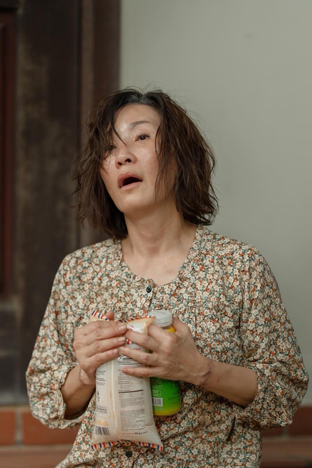 Review phim "Mang mẹ đi bỏ": Cuộc sống của mẹ và con nhìn đâu cũng thấy mịt mù bế tắc, nhưng rồi cũng ổn thôi!- Ảnh 3. Review phim "Mang mẹ đi bỏ": Cuộc sống của mẹ và con nhìn đâu cũng thấy mịt mù bế tắc, nhưng rồi cũng ổn thôi!- Ảnh 3.