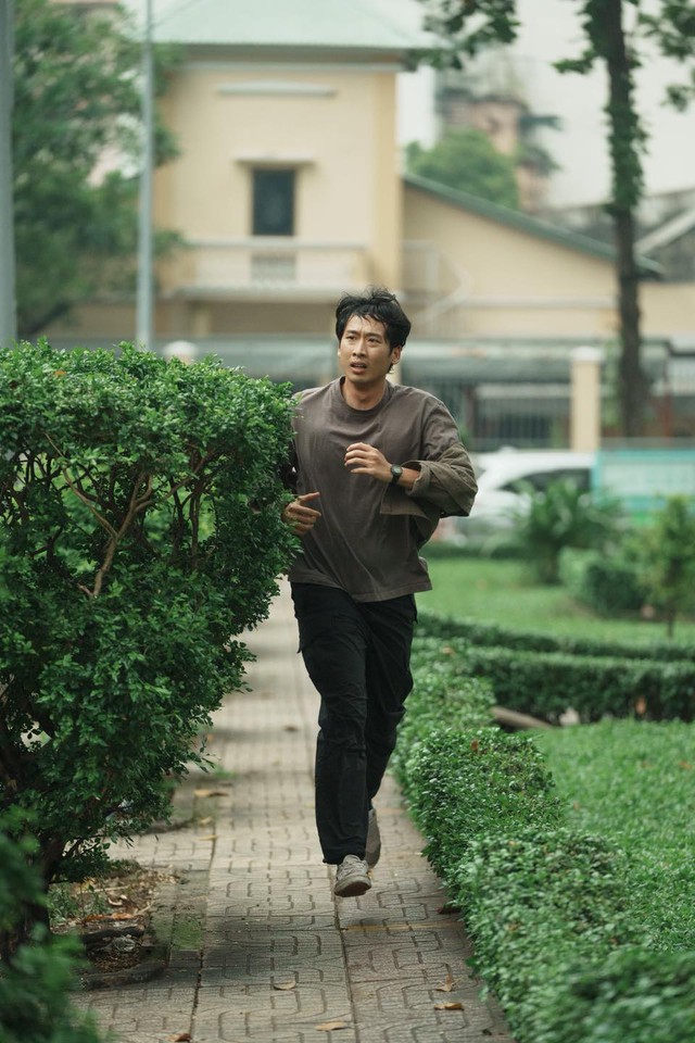 Review phim "Mang mẹ đi bỏ": Cuộc sống của mẹ và con nhìn đâu cũng thấy mịt mù bế tắc, nhưng rồi cũng ổn thôi!- Ảnh 8. Review phim "Mang mẹ đi bỏ": Cuộc sống của mẹ và con nhìn đâu cũng thấy mịt mù bế tắc, nhưng rồi cũng ổn thôi!- Ảnh 8.