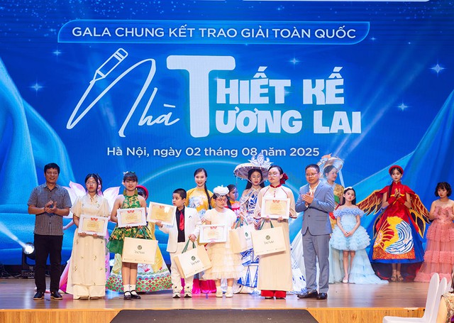 Nhà sản xuất - CEO - Nhà thiết kế Yến Ngô thành công rực rỡ tổ chức đêm gala vinh danh trao giải cuộc thi 
"Nhà thiết kế tương lai" toàn quốc 2025- Ảnh 10.
