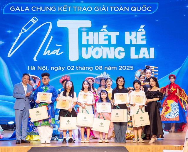 Nhà sản xuất - CEO - Nhà thiết kế Yến Ngô thành công rực rỡ tổ chức đêm gala vinh danh trao giải cuộc thi 
"Nhà thiết kế tương lai" toàn quốc 2025- Ảnh 9.