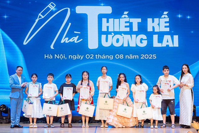 Ban Tổ chức trao giải Thiết kế thân thiện môi trường.
