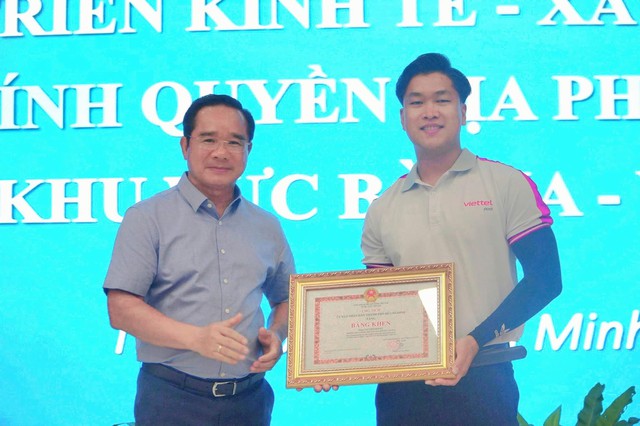 Chủ tịch UBND Tp Hồ Chí Minh tuyên dương thanh niên dũng cảm cứu bé gái bị đuối nước tại phường Vũng Tàu- Ảnh 1.