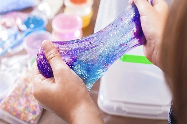 Bé trai 5 tuổi ở Hà Nội phù mạch, sưng mắt, miệng sau 30 phút chơi "chất nhờn ma quái" slime- Ảnh 2.