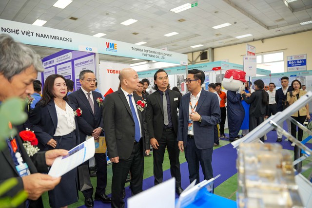 Các đại biểu tham quan gian hàng tại Triển lãm.