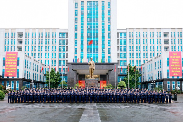 Đoàn đại biểu dự Đại hội đại biểu Đảng bộ Cảnh sát biển Việt Nam lần thứ VI dâng hoa, dâng hương tưởng nhớ Chủ tịch Hồ Chí Minh- Ảnh 6. Đoàn đại biểu dự Đại hội đại biểu Đảng bộ Cảnh sát biển Việt Nam lần thứ VI dâng hoa, dâng hương tưởng nhớ Chủ tịch Hồ Chí Minh- Ảnh 6.