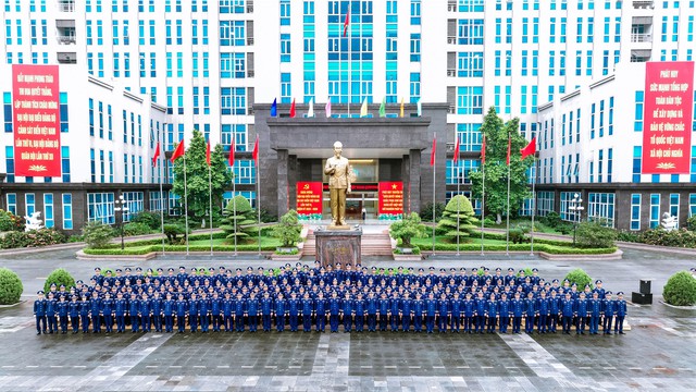 Đoàn đại biểu dự Đại hội đại biểu Đảng bộ Cảnh sát biển Việt Nam lần thứ VI dâng hoa, dâng hương tưởng nhớ Chủ tịch Hồ Chí Minh- Ảnh 5. Đoàn đại biểu dự Đại hội đại biểu Đảng bộ Cảnh sát biển Việt Nam lần thứ VI dâng hoa, dâng hương tưởng nhớ Chủ tịch Hồ Chí Minh- Ảnh 5.