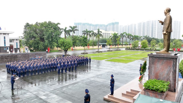 Đoàn đại biểu dự Đại hội đại biểu Đảng bộ Cảnh sát biển Việt Nam lần thứ VI dâng hoa, dâng hương tưởng nhớ Chủ tịch Hồ Chí Minh- Ảnh 4. Đoàn đại biểu dự Đại hội đại biểu Đảng bộ Cảnh sát biển Việt Nam lần thứ VI dâng hoa, dâng hương tưởng nhớ Chủ tịch Hồ Chí Minh- Ảnh 4.