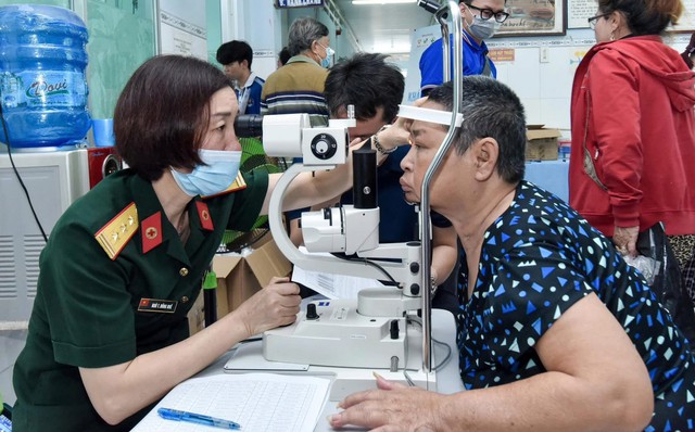 Bệnh viện Quân y 175 phối hợp khám, mổ mắt miễn phí tại Đồng Tháp: Lan tỏa ánh sáng nhân văn tới cộng đồng- Ảnh 3.