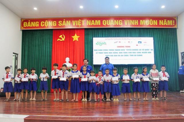 Thắp lửa nhiệt huyết tuổi trẻ: Thành đoàn TP. Hồ Chí Minh thăm và động viên chiến sĩ tình nguyện mùa hè xanh tại Tân An Hội và An Giang- Ảnh 4.