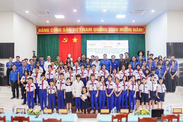 Thắp lửa nhiệt huyết tuổi trẻ: Thành đoàn TP. Hồ Chí Minh thăm và động viên chiến sĩ tình nguyện mùa hè xanh tại Tân An Hội và An Giang- Ảnh 6.