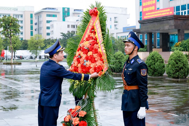 Đoàn đại biểu dự Đại hội đại biểu Đảng bộ Cảnh sát biển Việt Nam lần thứ VI dâng hoa, dâng hương tưởng nhớ Chủ tịch Hồ Chí Minh- Ảnh 2. Đoàn đại biểu dự Đại hội đại biểu Đảng bộ Cảnh sát biển Việt Nam lần thứ VI dâng hoa, dâng hương tưởng nhớ Chủ tịch Hồ Chí Minh- Ảnh 2.
