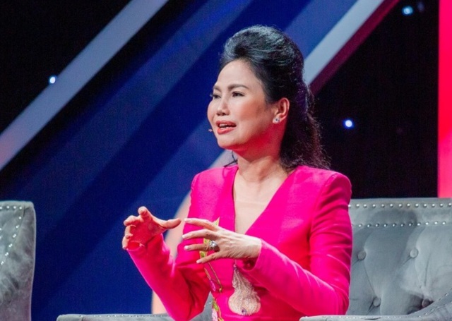 Nữ ca sĩ cầm tiền bật khóc: "Sao tôi giống ăn xin quá vậy?"- Ảnh 1.