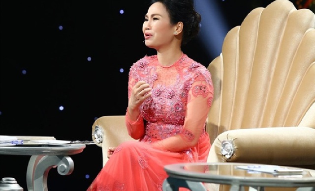 Nữ ca sĩ cầm tiền bật khóc: "Sao tôi giống ăn xin quá vậy?"- Ảnh 2.