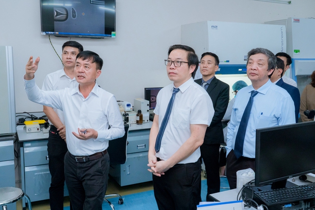GS.TS.BS Trần Trung Dũng cùng đoàn công tác của Hệ thống y tế Vinmec thăm quan các cơ sở đào tại của ĐHQG-HCM. GS.TS.BS Trần Trung Dũng cùng đoàn công tác của Hệ thống y tế Vinmec thăm quan các cơ sở đào tại của ĐHQG-HCM.