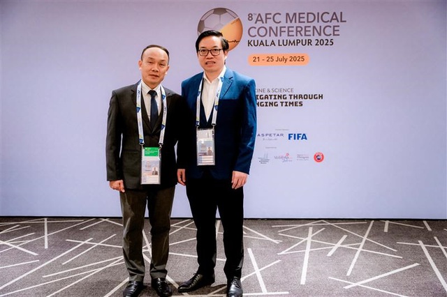Ông Nguyễn Văn Phú và GS.TS.BS Trần Trung Dũng tại Hội nghị Y học thể thao AFC lần thứ 8.