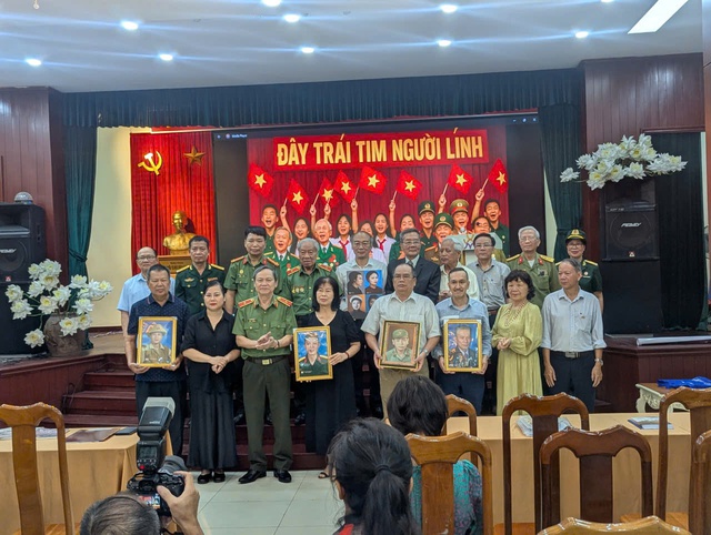 Trao tặng di ảnh Anh hùng – Liệt sĩ cho Bảo tàng Phụ nữ Việt Nam nhân dịp kỷ niệm 80 năm Cách mạng tháng 8 và Quốc khánh 2/9- Ảnh 2. Trao tặng di ảnh Anh hùng – Liệt sĩ cho Bảo tàng Phụ nữ Việt Nam nhân dịp kỷ niệm 80 năm Cách mạng tháng 8 và Quốc khánh 2/9- Ảnh 2.