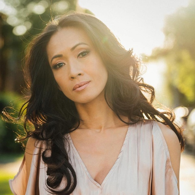 Nữ ca sĩ nổi danh hải ngoại bị một bệnh không có thuốc chữa, chân tay đông cứng- Ảnh 2. Nữ ca sĩ nổi danh hải ngoại bị một bệnh không có thuốc chữa, chân tay đông cứng- Ảnh 2.