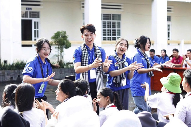 Chiến dịch tình nguyện hè 2025 của sinh viên ĐHQG-HCM: Hơn 97.000 lượt sinh viên, hàng loạt công trình ý nghĩa, lan tỏa tinh thần trách nhiệm cộng đồng- Ảnh 2. Chiến dịch tình nguyện hè 2025 của sinh viên ĐHQG-HCM: Hơn 97.000 lượt sinh viên, hàng loạt công trình ý nghĩa, lan tỏa tinh thần trách nhiệm cộng đồng- Ảnh 2.