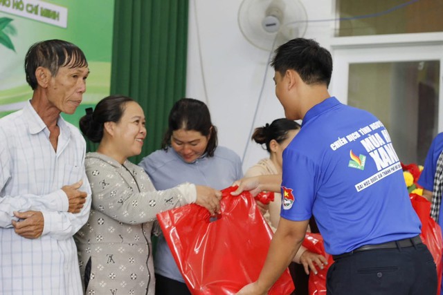 Chiến dịch tình nguyện hè 2025 của sinh viên ĐHQG-HCM: Hơn 97.000 lượt sinh viên, hàng loạt công trình ý nghĩa, lan tỏa tinh thần trách nhiệm cộng đồng- Ảnh 5. Chiến dịch tình nguyện hè 2025 của sinh viên ĐHQG-HCM: Hơn 97.000 lượt sinh viên, hàng loạt công trình ý nghĩa, lan tỏa tinh thần trách nhiệm cộng đồng- Ảnh 5.