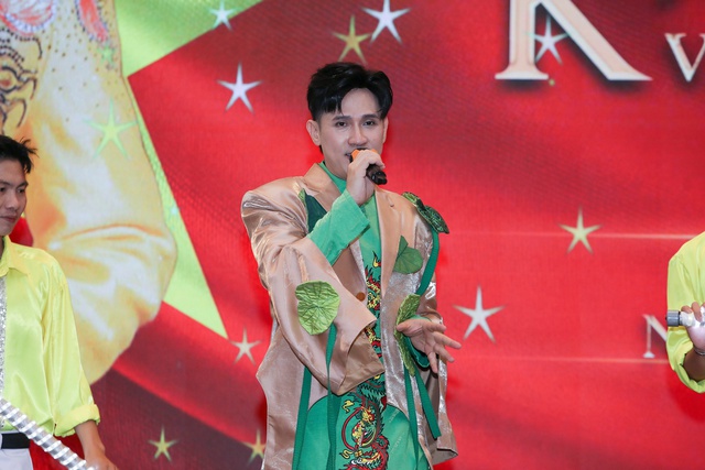 Nam ca sĩ nổi tiếng tuổi 50 bật khóc "xin show": Tôi hứa là không đòi hỏi cát-xê gì đâu!- Ảnh 1. Nam ca sĩ nổi tiếng tuổi 50 bật khóc "xin show": Tôi hứa là không đòi hỏi cát-xê gì đâu!- Ảnh 1.