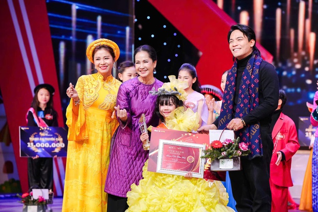 Á quân MC nhí - Ca sĩ - Model Châu Anh tỏa sáng rực rỡ
trên sân khấu gala vinh danh trao giải “Nhà thiết kế tương lai toàn quốc 2025”- Ảnh 3. Á quân MC nhí - Ca sĩ - Model Châu Anh tỏa sáng rực rỡ
trên sân khấu gala vinh danh trao giải “Nhà thiết kế tương lai toàn quốc 2025”- Ảnh 3.