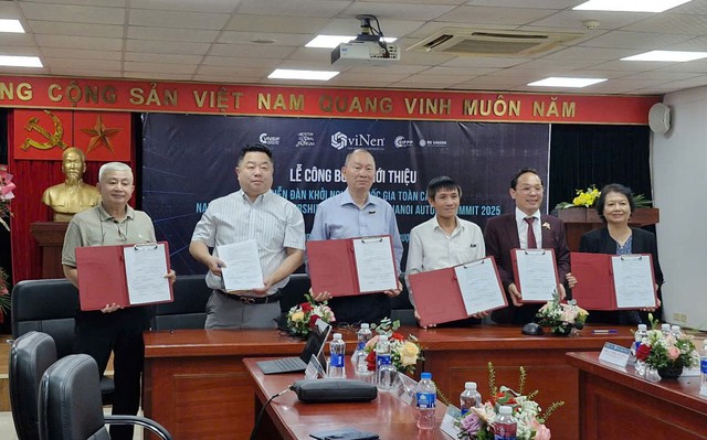 Ban tổ chức chụp ảnh lưu niệm sau khi ký kết tổ chức sự kiện.