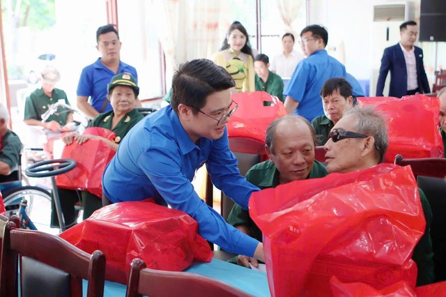 Tuổi trẻ Thành phố Hồ Chí Minh tri ân các thương binh, người có công tại Trung tâm Long Đất- Ảnh 3. Tuổi trẻ Thành phố Hồ Chí Minh tri ân các thương binh, người có công tại Trung tâm Long Đất- Ảnh 3.