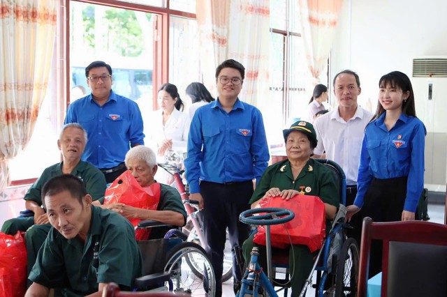 Tuổi trẻ Thành phố Hồ Chí Minh tri ân các thương binh, người có công tại Trung tâm Long Đất- Ảnh 2. Tuổi trẻ Thành phố Hồ Chí Minh tri ân các thương binh, người có công tại Trung tâm Long Đất- Ảnh 2.