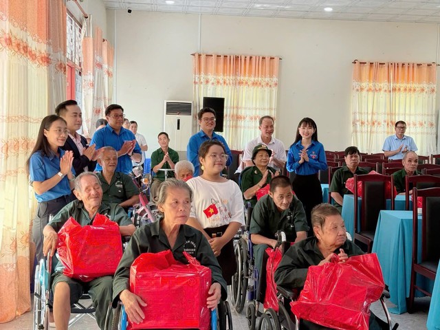 Tuổi trẻ Thành phố Hồ Chí Minh tri ân các thương binh, người có công tại Trung tâm Long Đất- Ảnh 4. Tuổi trẻ Thành phố Hồ Chí Minh tri ân các thương binh, người có công tại Trung tâm Long Đất- Ảnh 4.