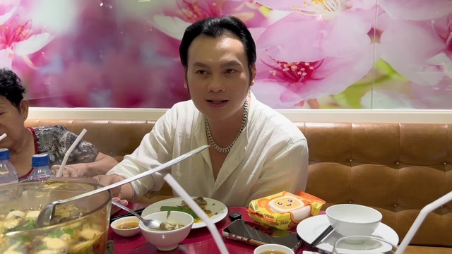 Nam NSƯT gây tranh cãi khi làm một chuyện với con nuôi Vũ Linh: "Ai chửi thì cứ chửi"- Ảnh 2. Nam NSƯT gây tranh cãi khi làm một chuyện với con nuôi Vũ Linh: "Ai chửi thì cứ chửi"- Ảnh 2.